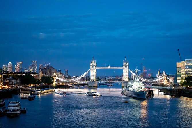 London Night Tour See the City Lights - Live Commentary and Multilingual Support
