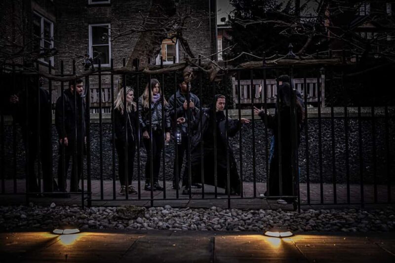 London Night Walking Tour: Ghosts & Haunting Legends - The Guide and Atmosphere