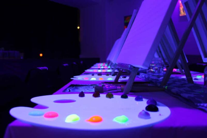 London: Paint and Sip in the Dark with Bottomless Drinks - The Atmosphere: Music, Vibe, and Social Fun