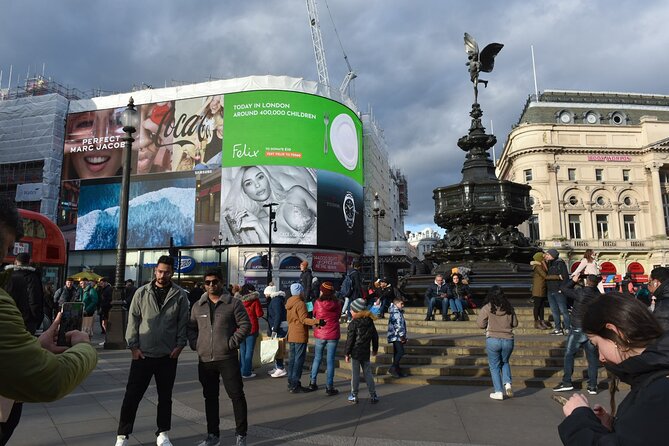 London Photography Tour - Capturing Historic Fountains and Sculptures at Trafalgar Square
