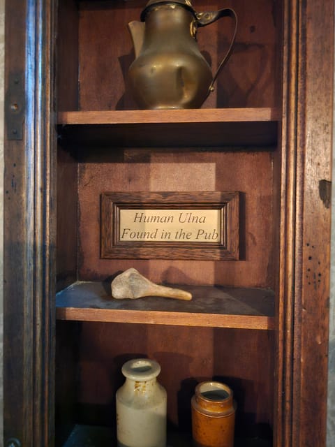 London: Pilgrims and Pirates Historical Pub Tour - The Guides Storytelling Style and Knowledge