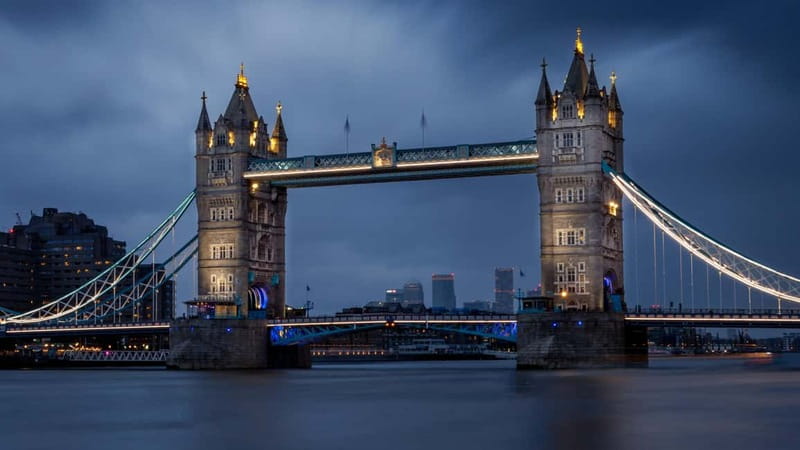 London: Private Engagement Photoshoot in the Big City - What Sets This Photoshoot Apart from Other London Tours