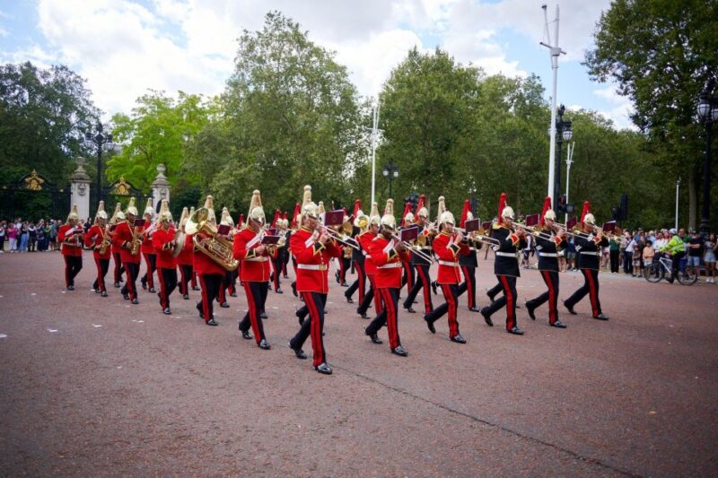 London: Private Family Guided Bike Tour with Childseats - Navigating the Urban Environment Safely