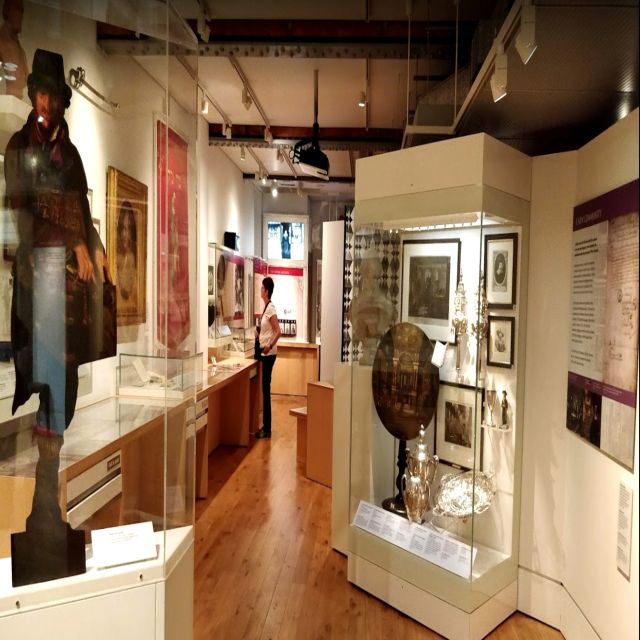 London Private Jewish History, Synagogues and Holocaust Tour - Visiting Bevis Marks Synagogue and Surrounding Sites