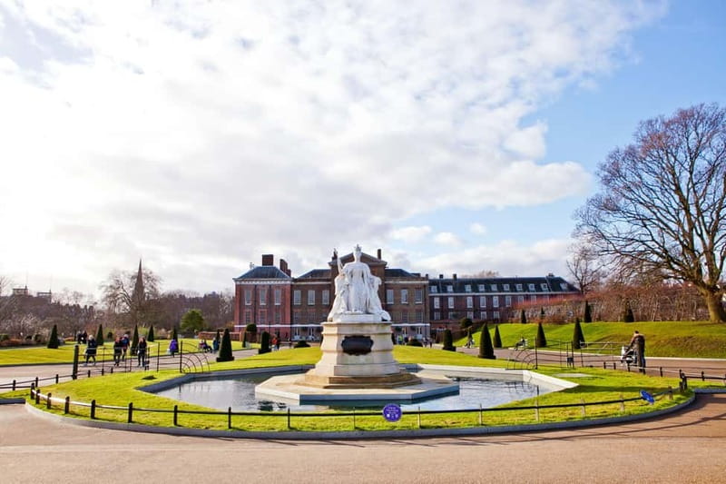 London: Private Panoramic Sightseeing Tour in a Black Taxi - Touring the Historic Heart of London: From Trafalgar Square to the Tower of London