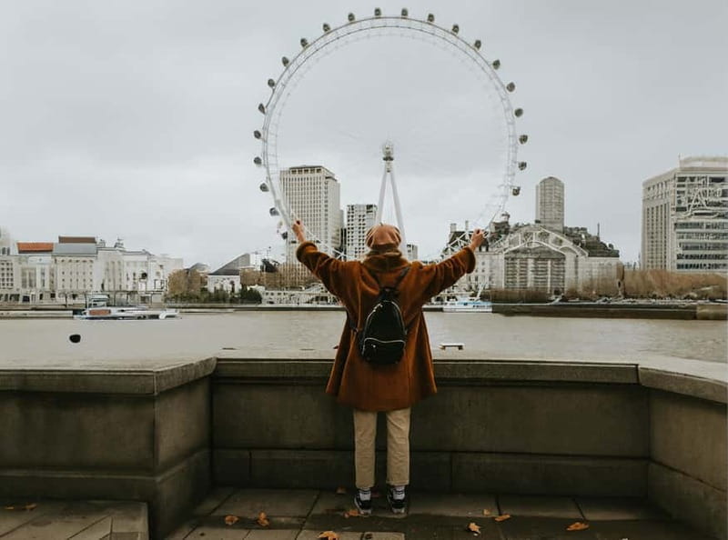 London: Private travel vacation photoshoot -Romantic Special - Starting Point at Boadicea and Her Daughters Sculpture