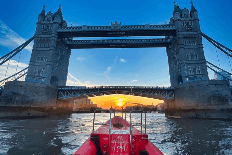 London: River Thames Sunset Speedboat Experience with Drink - Sightseeing Landmarks Along the Thames