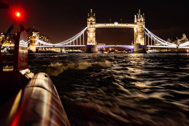 London: River Thames Sunset Speedboat Experience with Drink - The Role of the Onboard Guide and Entertainment