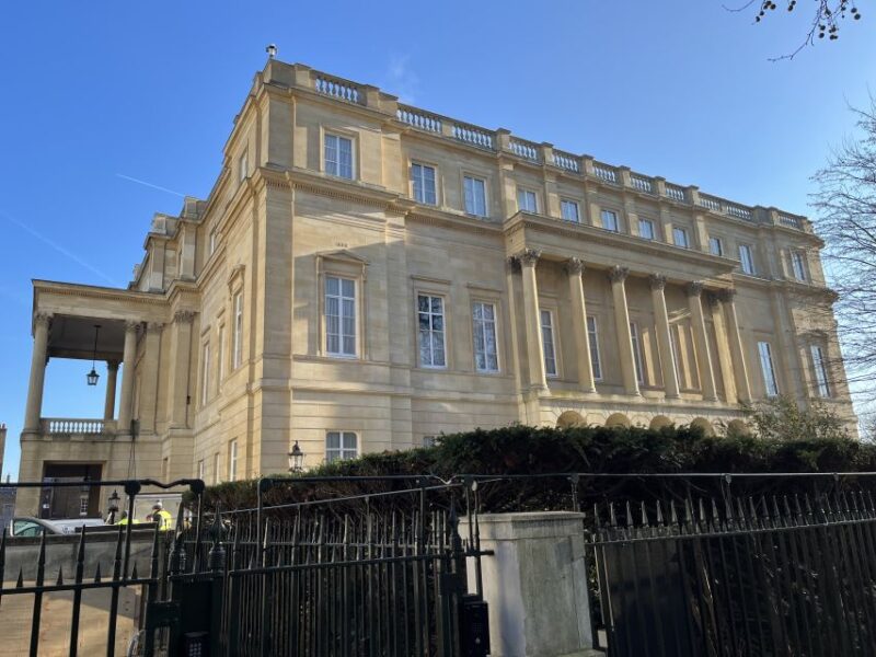 London: Royal Family and Changing of the Guards Walking Tour - Visiting Buckingham Palace and Its Surroundings