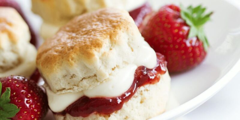 London: Royal Hampton Court Guided Tour with Afternoon Tea - Key Points