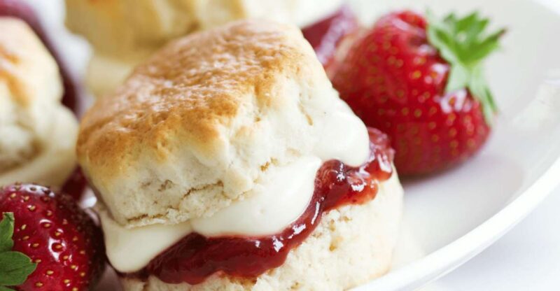 London: Royal Hampton Court Guided Tour with Afternoon Tea - The Baroque Fountain Court and Sir Christopher Wren’s Influence