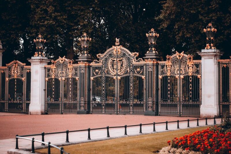 London: Royal Tour w/ timed entry to Buckingham Palace Entry - Starting Point: The Lodge Café