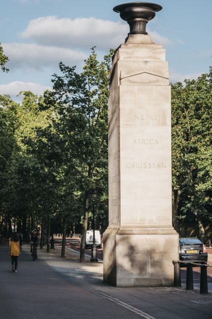 London: Royal Tour w/ timed entry to Buckingham Palace Entry - Exploring Green Park and the Commonwealth Memorial Gate