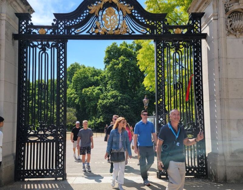 London: Royal Walking Tour and Buckingham Palace Audio Tour - Passing by St. Jamess Palace and Clarence House