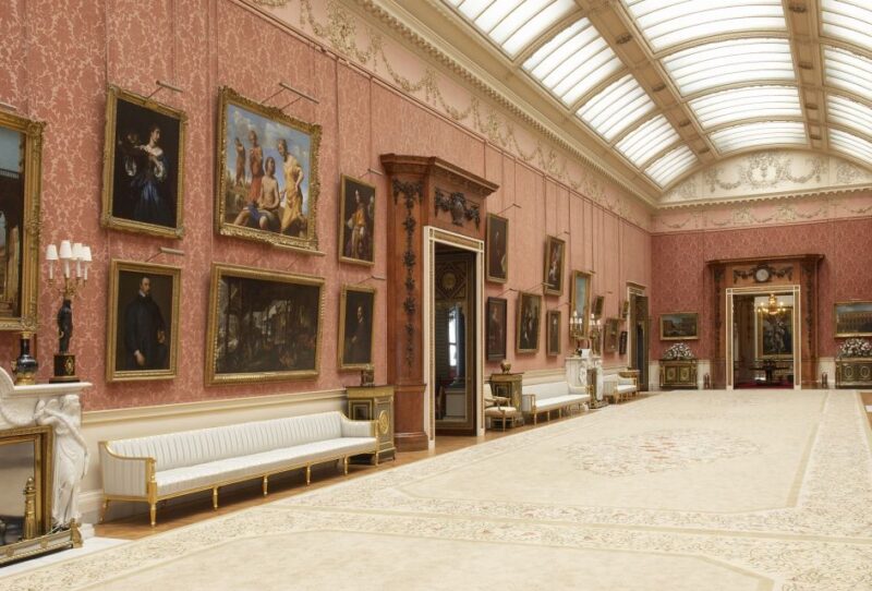 London: Royal Walking Tour and Buckingham Palace Audio Tour - Walking Along The Mall to Buckingham Palace