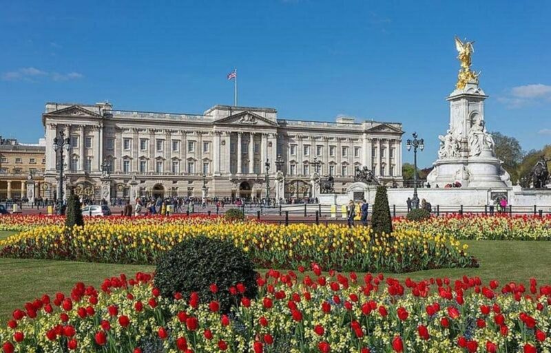 London: Royal Walking Tour with Changing Of The Guard - The Architectural Wonders of Westminster Abbey and the Palace of Westminster