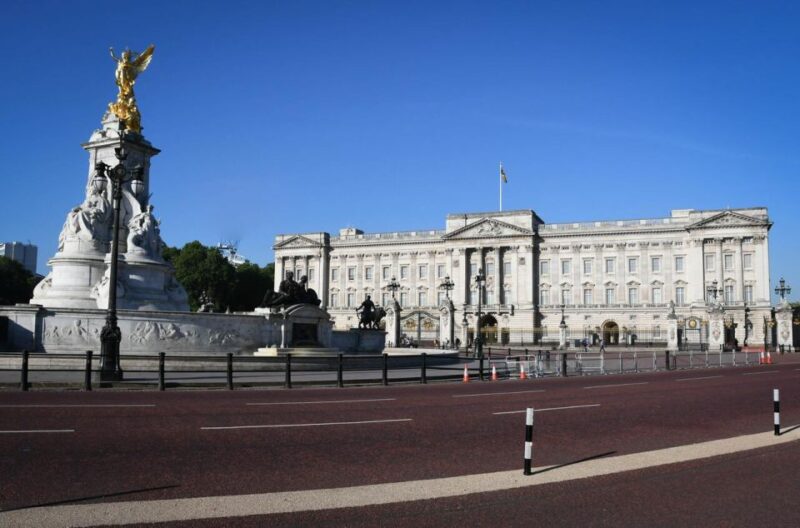 London: Sherlock Holmes Museum & Westminster Walking Tour - Visiting Buckingham Palace and Changing of the Guard