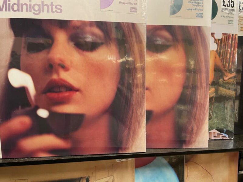 London: Taylor Swift London Boy Walking Tour - Visiting the End Game Video Filming Location at Piccadilly Circus