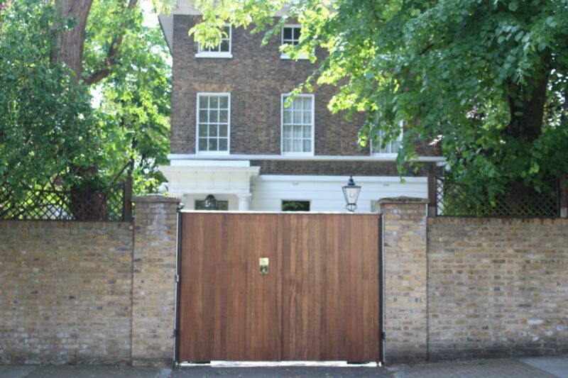 London: The Beatles Walking Tour of Marylebone and Abbey Rd - The Guide and Tour Atmosphere