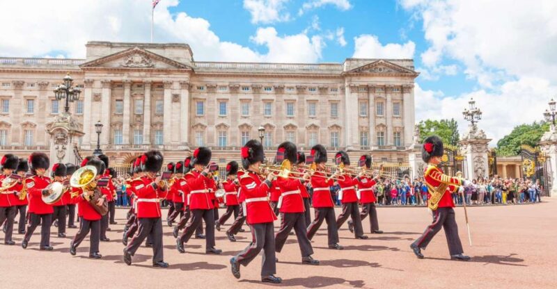 London: The Changing of the Guard Tour and Buckingham Palace - Highlights of the Tour Stops