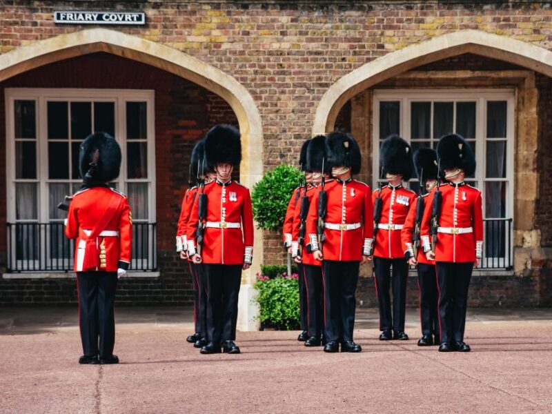 London: The Changing of the Guard Tour and Buckingham Palace - The Guide’s Role in Enhancing the Experience