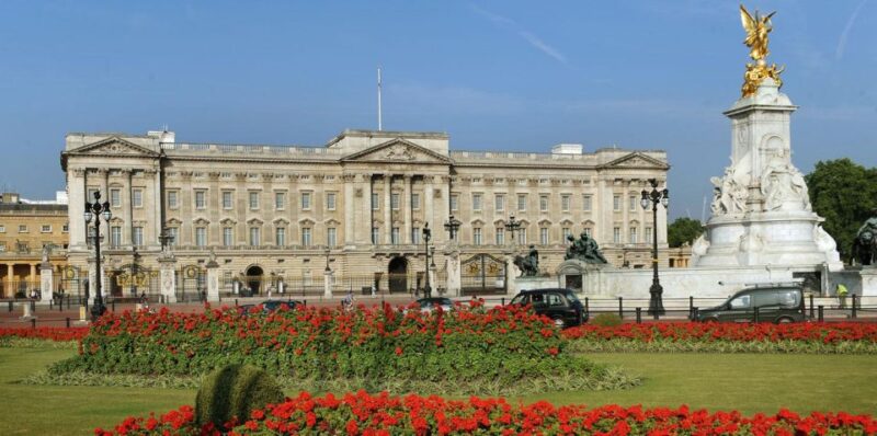 London: The Crown British Royalty Walking Tour - The Horse Guards Parade and Whitehall’s Historic Significance