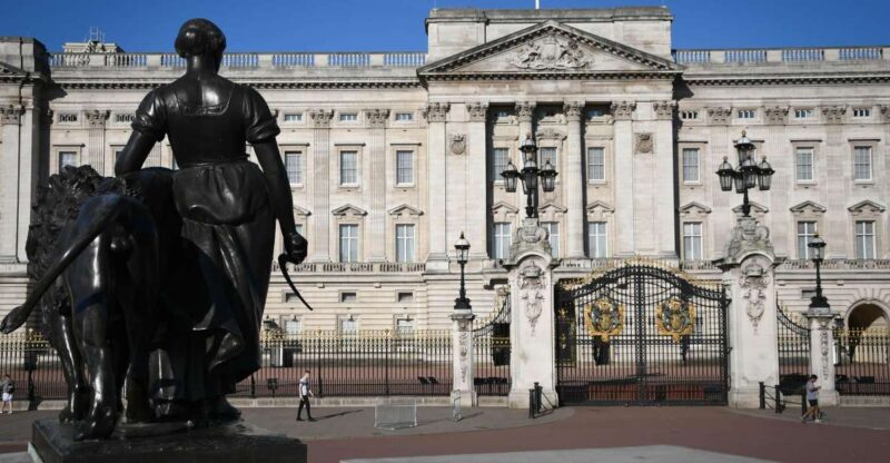 London: The Crown British Royalty Walking Tour - Exploring Parliament Square’s Historic Monuments