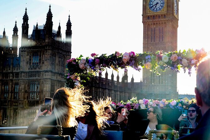 London Tootbus Bar Bus Sunset Tour with Drinks - The Experience of the Guide and Atmosphere