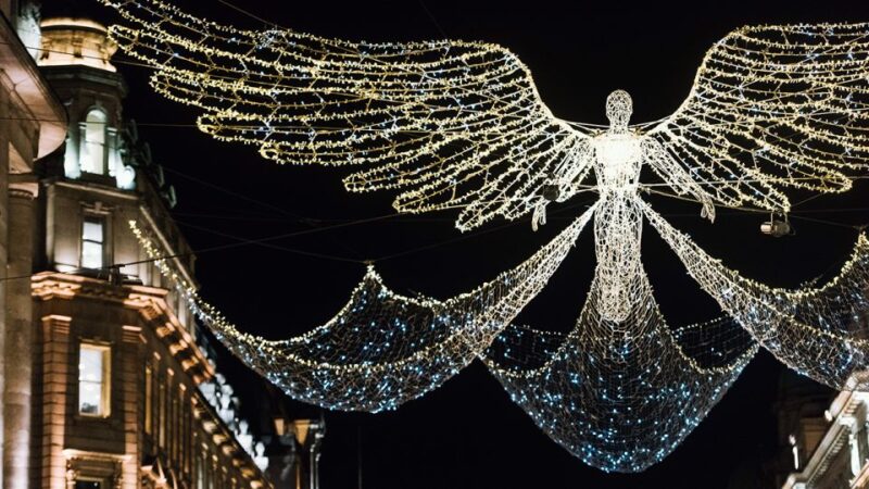 London: Tootbus Christmas Lights Tour incl walking tours - The Role of Guides and Audio Commentary
