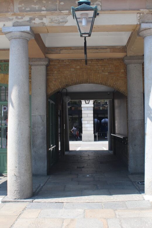 London: Tour of Classic Rom Com Locations - Key Points