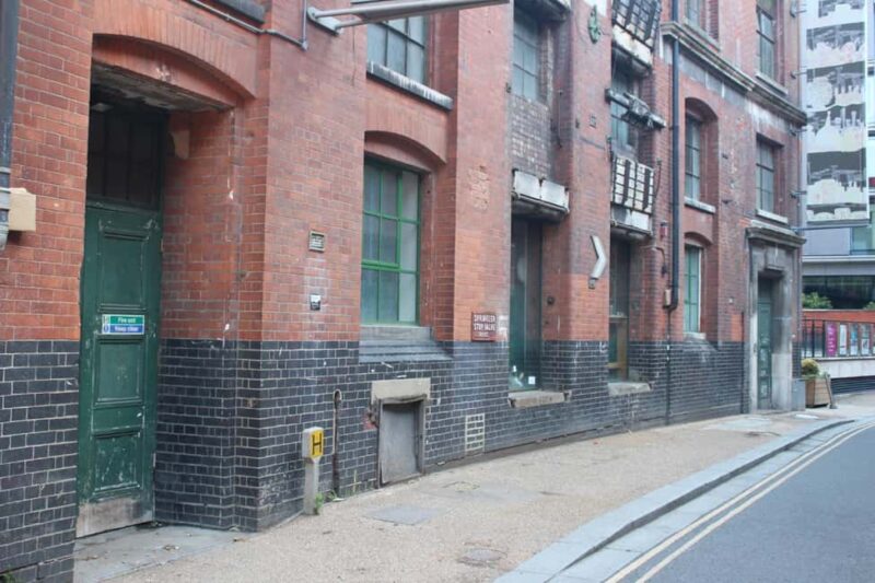 London: Tour of Classic Rom Com Locations - Visiting Iconic Love Actually Scenes in London