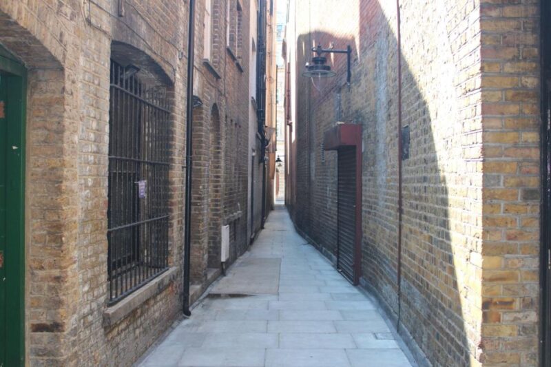 London: Tour of Classic Rom Com Locations - Four Weddings and the Romantic Moments