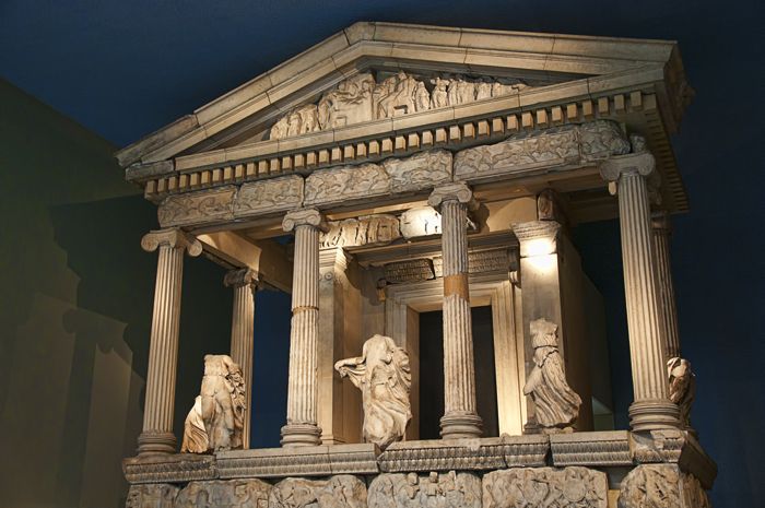 London: Tour of the British Museum - Starting at the Main Entrance and Outside the Museum