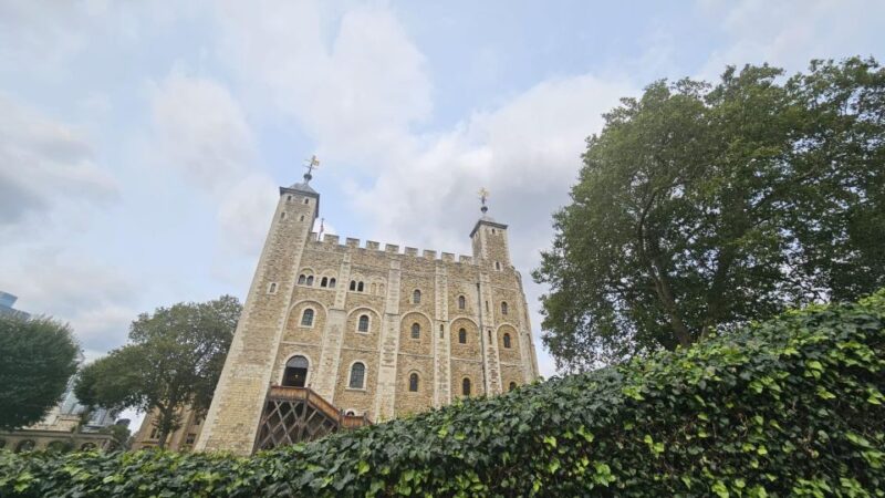 London: Tower of London and Crown Jewels Easy Access Tour - Explore the Tower of London with Priority Access and Expert Guides
