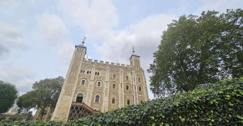 London: Tower of London and Crown Jewels Easy Access Tour - Watching the Beefeaters and Ravens at Work