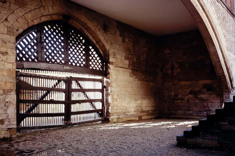 London: Tower of London and Crown Jewels Exhibition Ticket - Inside the Tower: Architecture and Exhibitions
