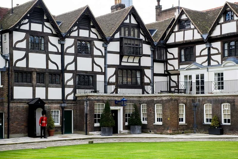 London: Tower of London and Crown Jewels Exhibition Ticket - Summary of Visitor Experience