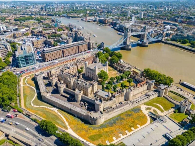 London: Tower of London and Crown Jewels Private Guided Tour - Explore the Tower of London with a Private Blue Badge Guide