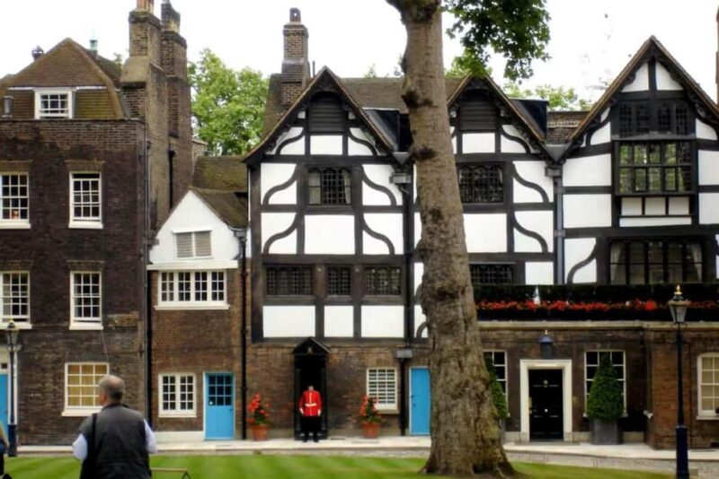 London: Tower of London and Crown Jewels Private Guided Tour - Optional Visits: Torture Chamber and Temporary Exhibits