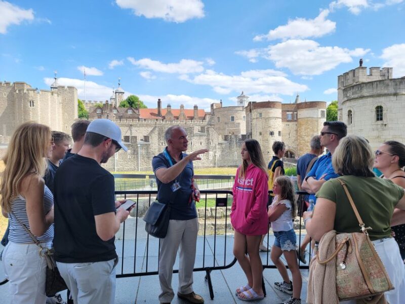London: Tower of London Tour with Crown Jewels & Beefeaters - The 15-Minute Beefeater Meet-and-Greet