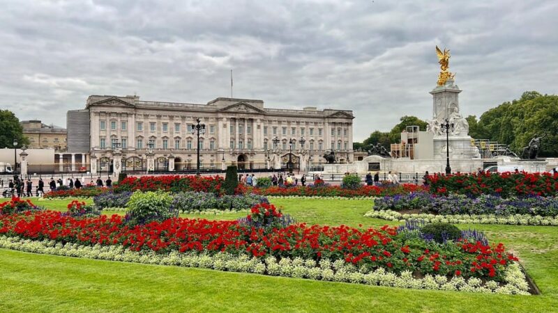 London Walking Tour Private Highlights Tour - Practical Details: Meeting Point and Group Experience
