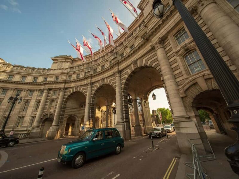 London: Welcome Tour with Food Market Lunchbreak - Enjoying the Food at Borough Market: A Key Part of the Experience