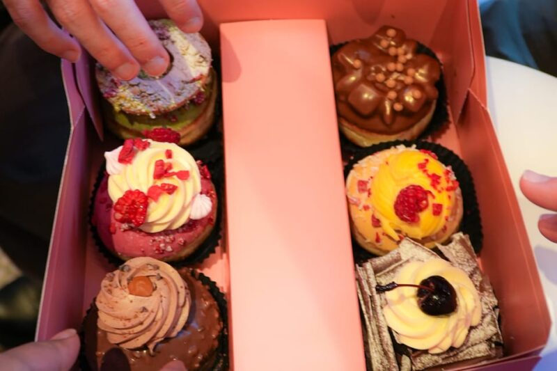 London: West End Delicious Doughnut & Proper Tea Experience - Final Stop at Trafalgar Square for Sightseeing and Reflection