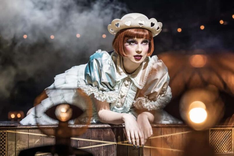 London's West End: Ticket to Cabaret at the Kit Kat Club - The Performers and Stage Style