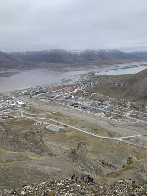 Longyearbyen: Panorama view hike - Platåfjellet Guided Hike - Starting at Longyearbyen: Easy Pickup and Small Group Setting