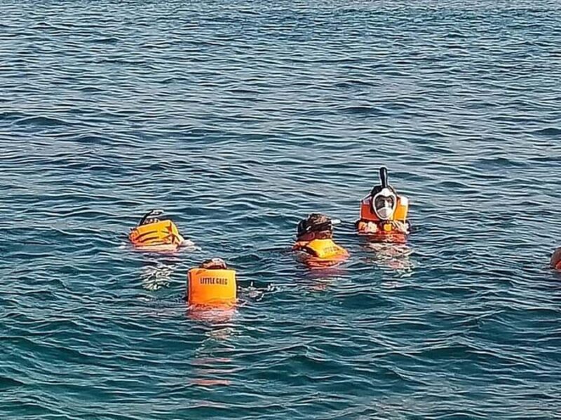 Los Cabos: Santa Maria & Chileno Bay Snorkel Adventure - Relaxing on Deck Between Snorkel Stops