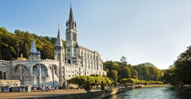Lourdes: Private Guided Tour in the Sanctuary - Lourdes’ Top Religious Spots: The Grotto and Bernadette’s Apparitions