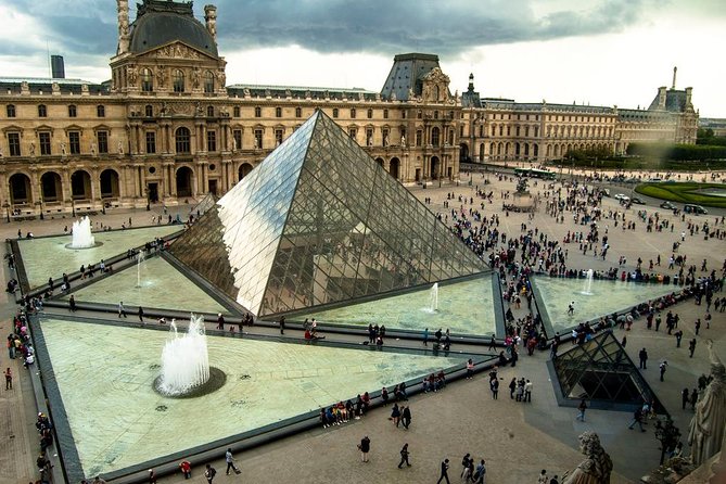 LOUVRE PRIVATE TOUR : Skip the line & Local expert guide - Entry fees included - The Guides Expertise and Storytelling Style