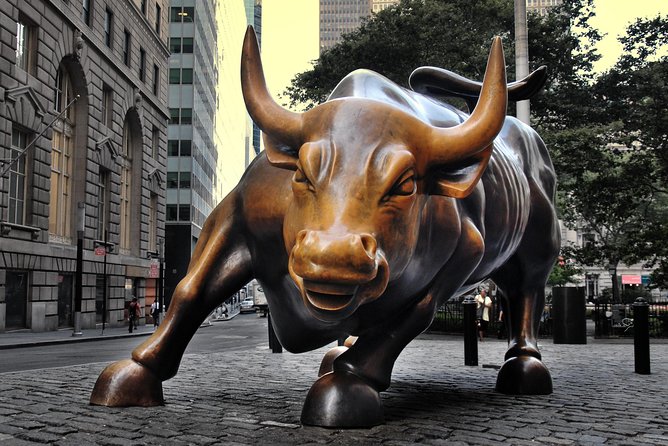 Lower Manhattan Secrets And History Walking Tour - Visiting the Brooklyn Bridge and Its Historic Significance