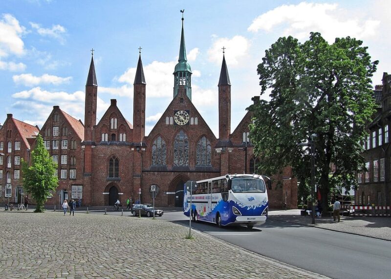 Lübeck: 1-Hour Splash Bus City Tour - The Guide and Commentary Experience